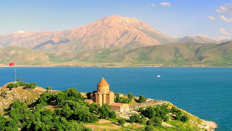 جزیره و کلیسای آکدامار (آختامار)