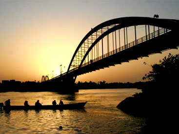 در سفر به اهواز به تماشای کارون و پل های زیبا بنشینیم. در سفر به اهواز به تماشای کارون و پل های زیبا بنشینیم.