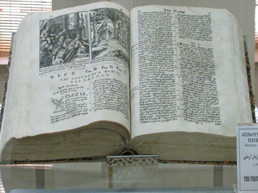 از کوچکترین کتاب انجیل تا کتابی از جنس تار مویی بسیار نازک در وانک اصفهان؛ به مناسبت روز کتاب و کتابخوانی 