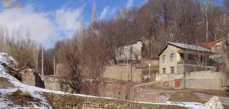 آب اعلایی که از زیر صخره سنگ های دماوند می جوشد آب اعلایی که از زیر صخره سنگ های دماوند می جوشد